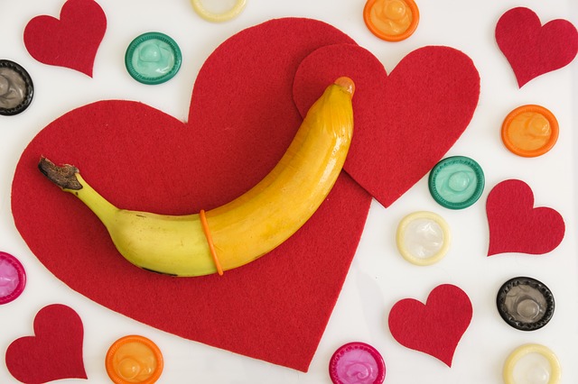 kondom tredd på en banan som ligger å et utklippet hjerte